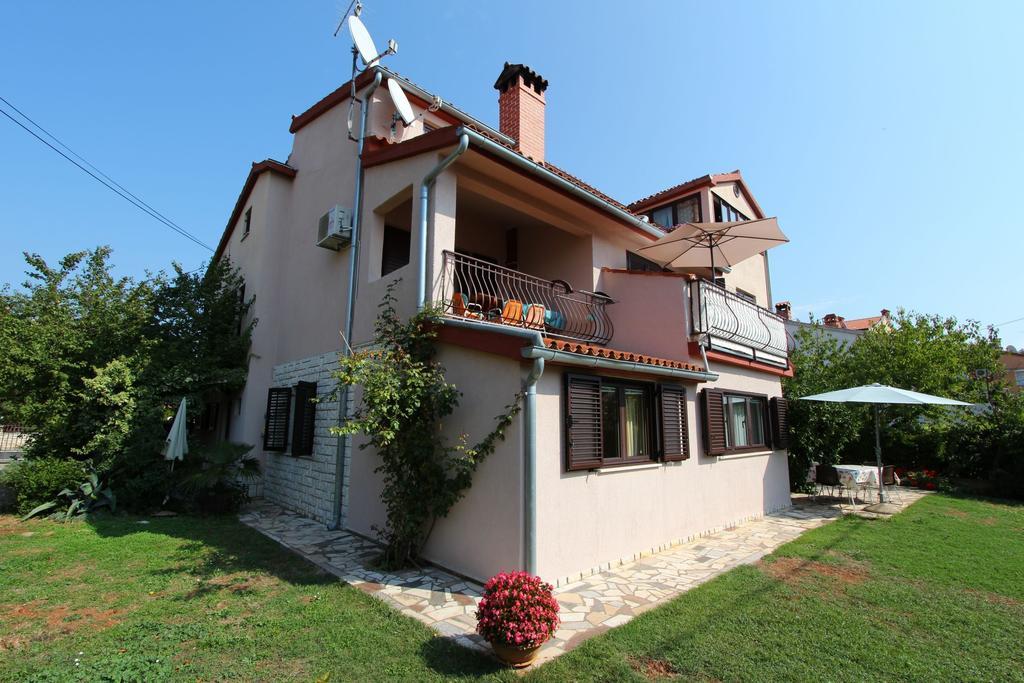 Apartments Lara Ровин Екстериор снимка