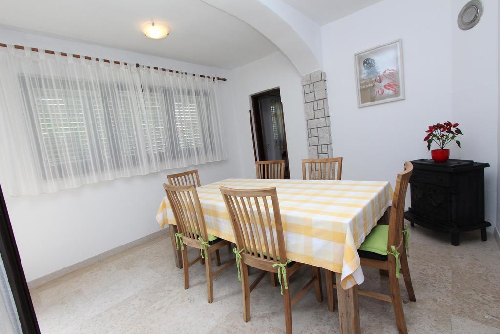 Apartments Lara Ровин Екстериор снимка