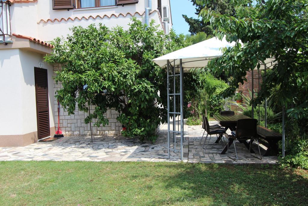 Apartments Lara Ровин Екстериор снимка