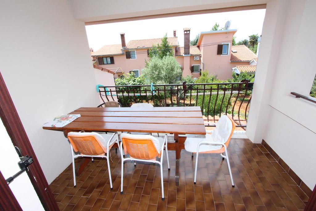 Apartments Lara Ровин Екстериор снимка