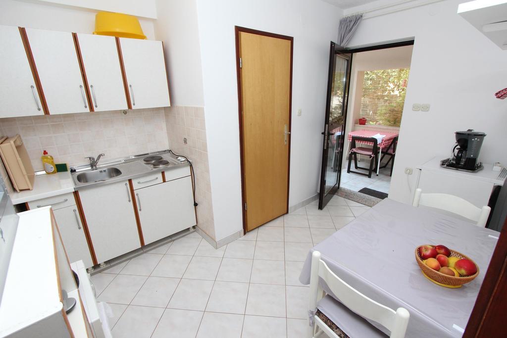 Apartments Lara Ровин Екстериор снимка