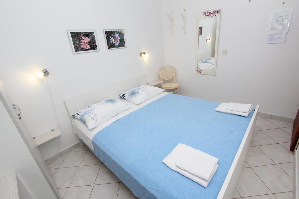 Apartments Lara Ровин Екстериор снимка