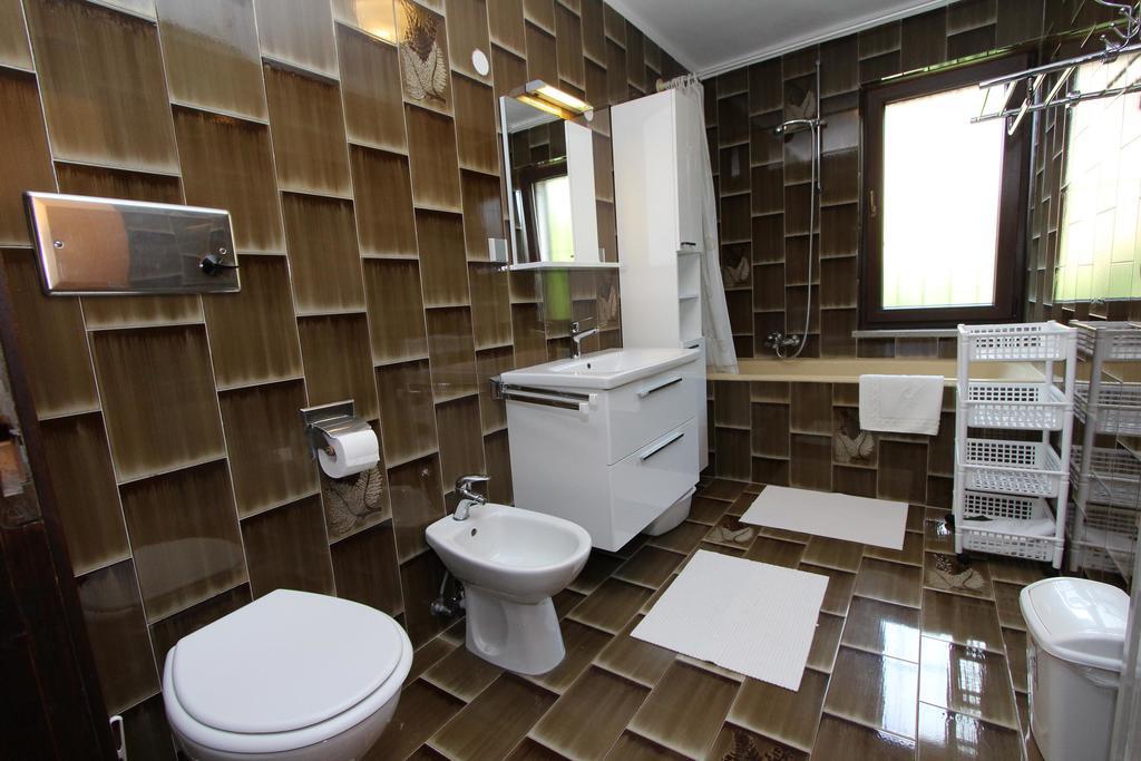 Apartments Lara Ровин Екстериор снимка