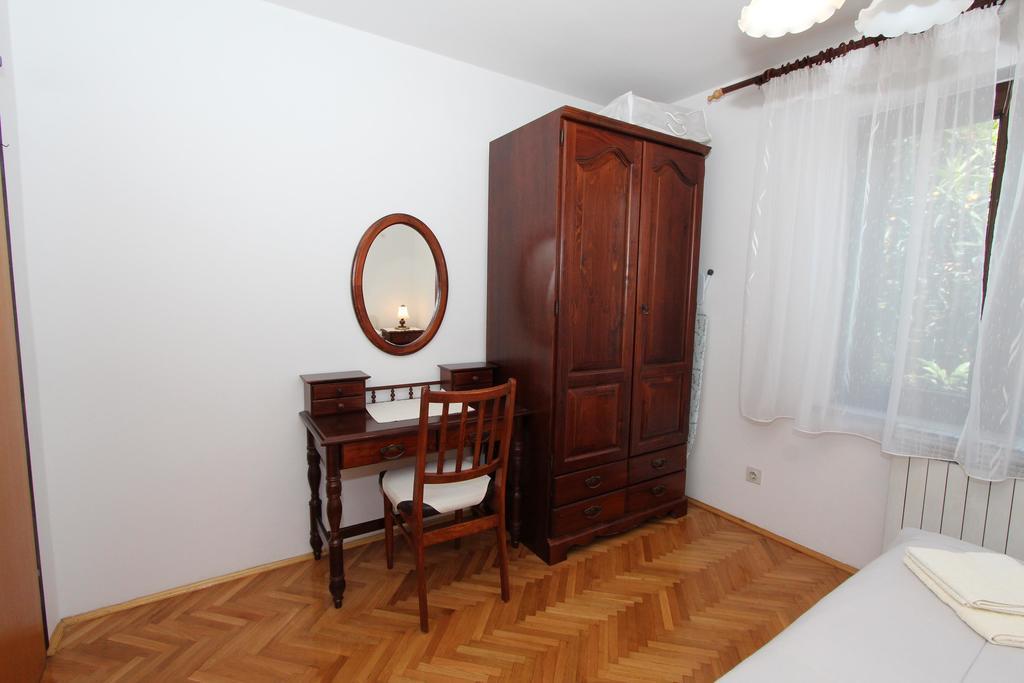 Apartments Lara Ровин Екстериор снимка