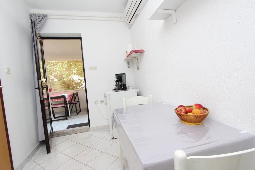 Apartments Lara Ровин Екстериор снимка