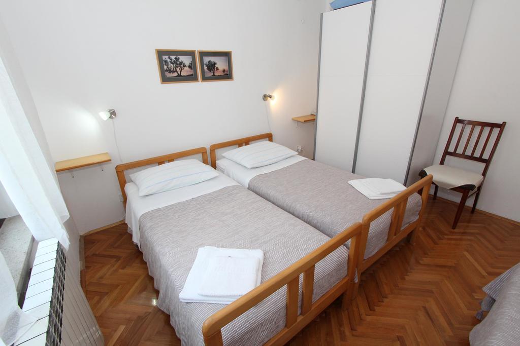 Apartments Lara Ровин Екстериор снимка