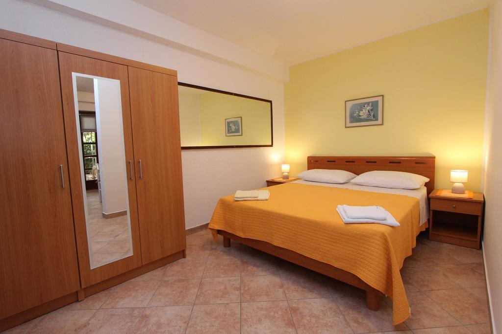 Apartments Lara Ровин Екстериор снимка