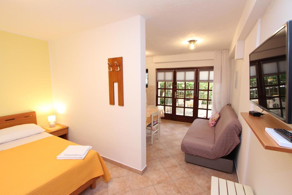 Apartments Lara Ровин Екстериор снимка